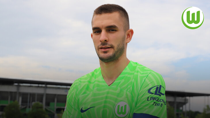 Der Neuzugang Bartol Franjic wird im neuen Trikot des VfL Wolfsburg portraiert.