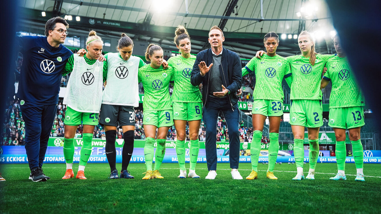 Tommy Stroot mit Spielerinnen seiner VfL Wolfsburg Frauen Mannschaft im Teamkreis.