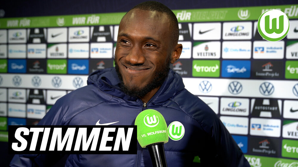 VfL-Wolfsburg-Spieler Josuha Guilavogui grinst während eines Wölfe-TV-Interviews.