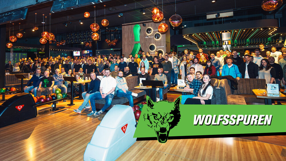 Die Belegschaft des VfL Wolfsburg macht in der Bowlinghalle ein Gruppenfoto.