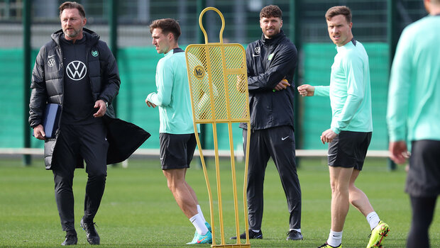 Die neuen Trainer der Lizenzmannschaft des VfL Wolfsburg leiten das Training.