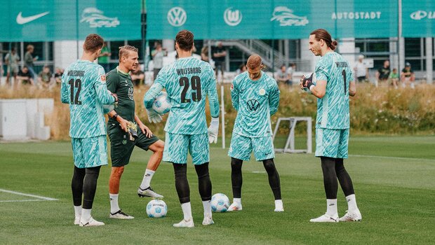 Die Torhüter des VfL Wolfsburg stehen zusammen und besprechen sich im Training.