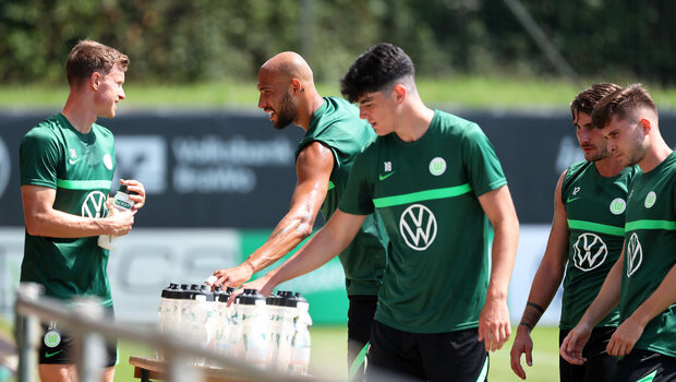 Die Spieler des VfL Wolfsburg trinken im Training.