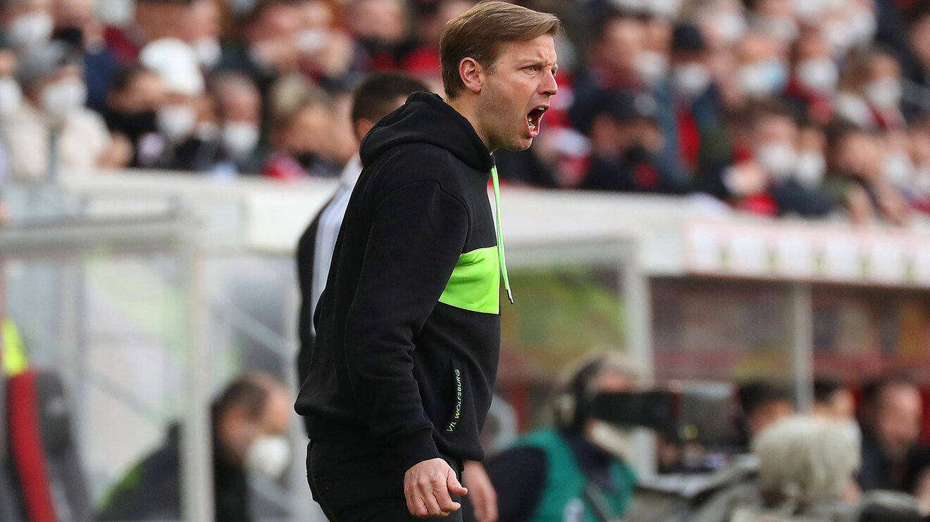 Cheftrainer Florian Kohfeldt schreit Anweisungen auf das Spielfeld.