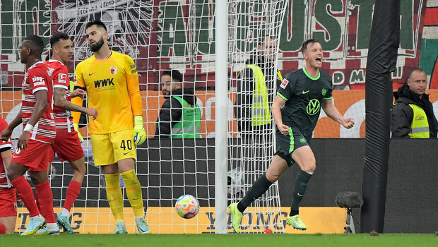 Der VfL Wolfsburg-Spieler jubelt nach seinem Tor.