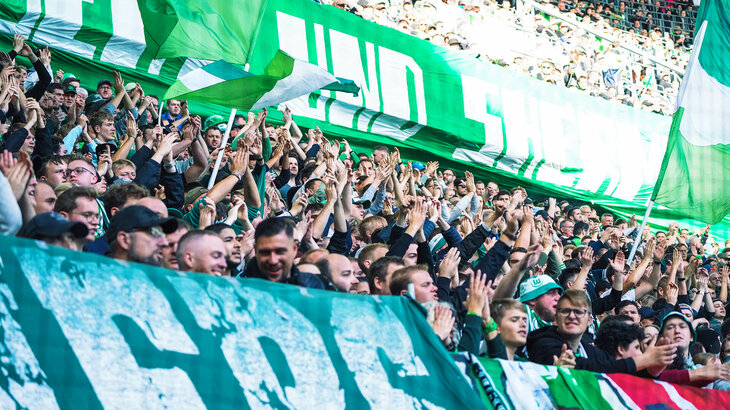VfL-Wolfsburg-Fans feuern gemeinsam die Mannschaft an.