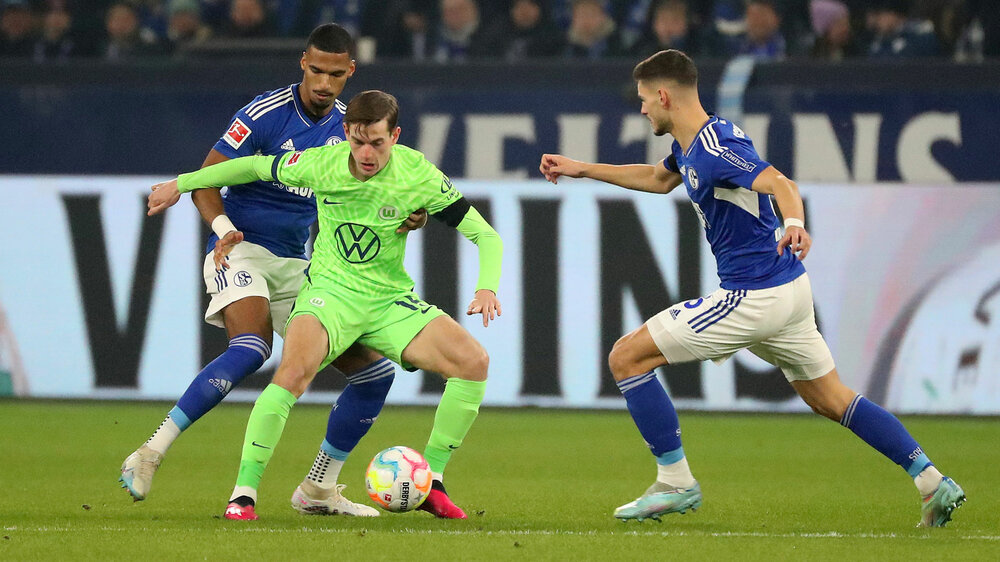 Der VfL-Wolfsburg-Spieler Jakub Kaminski im Zweikampf um den Ball.