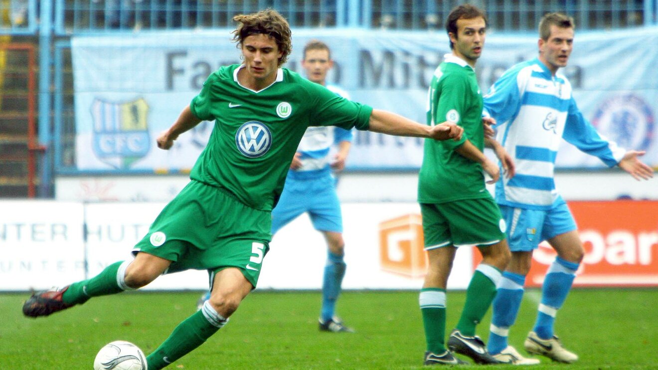 Der ehemalige des VfL Wolfsburg Spieler Daniel Reiche schießt den Ball.