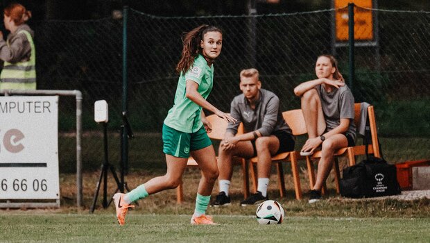 Die VfL-Wolfsburg-Spielerin Diana Nemeth flankt den Ball in den Strafraum.