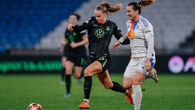 VfL-Wolfsburg-Spielerin Vivien Endemann führt einen Zweikampf mit einer Spielerin von Olypique Lyon.