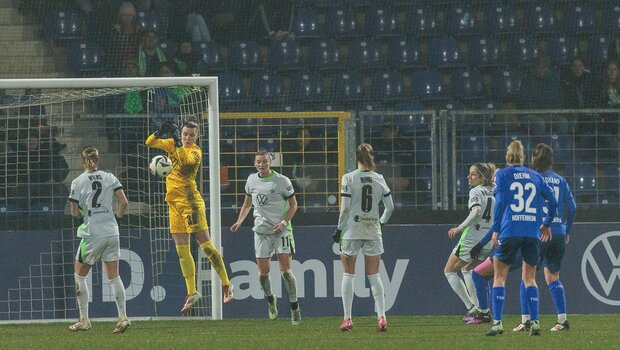 Anneke Borbe vom VfL-Wolfsburg hält den Ball der in ihre Richtung auf das Tor geschossen wird. 