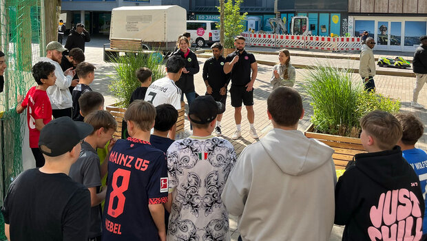 Das Organisationsteam von der Jugendförderung der Stadt und dem VfL Wolfsburg begrüßen die Mannschaften.