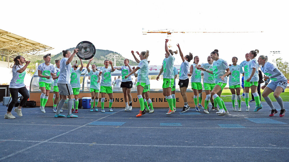 Die VfL Wolfsburg Frauen wurden vorzeitig Deutsche Meisterinnen und springen tanzend umher.