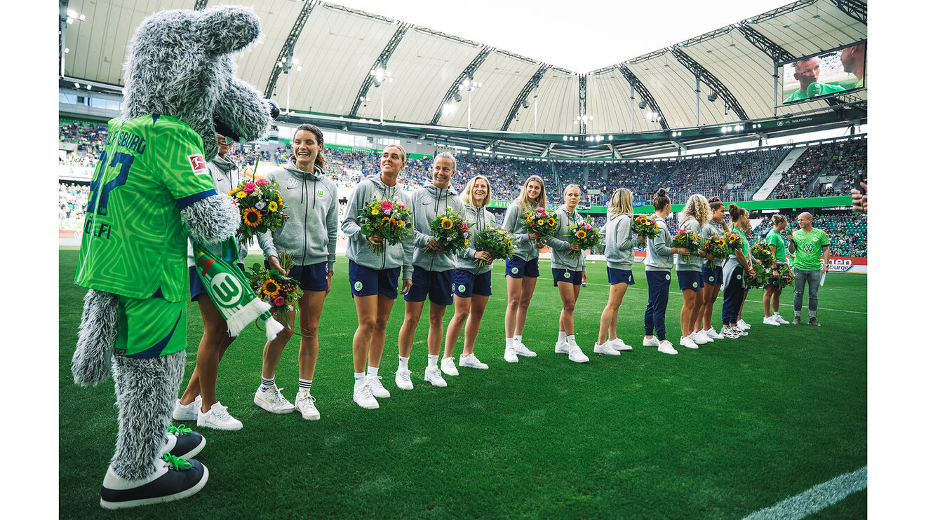 Die DFB-Wölfinnen werden in der Volkswagen Arena für ihre Leitung bei der EM geehrt und bekommen von Wölfi Blumensträuße übergeben.