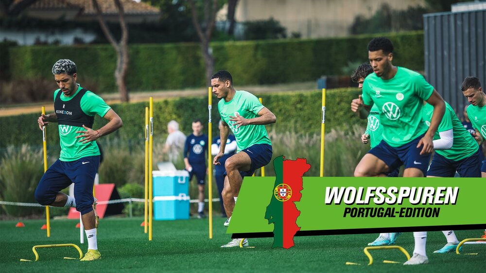 Drei Spieler des VfL Wolfsburg beim Trainingslager in Portugal. Rechts mittig ist das Logo der Wolfsspuren zu sehen.