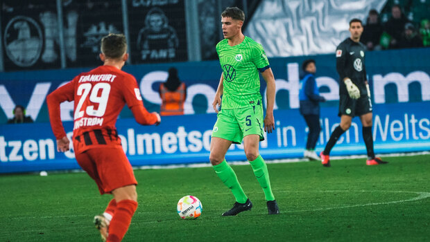 Der VfL-Wolfsburg-Spieler Micky Van de Ven spielt den Ball.