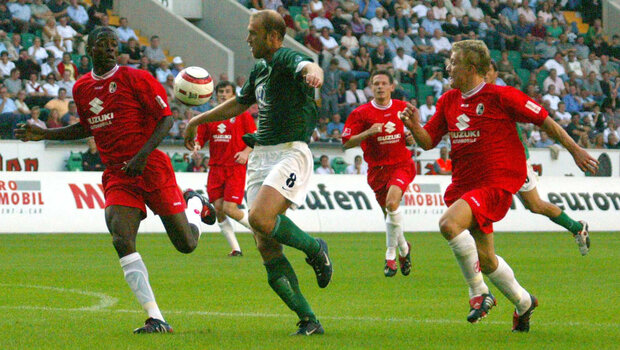 Ein Wolfsburg Spieler nimmt einen Ball in der Luft mit dem Knie an.