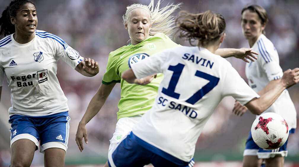 VfL Wolfsburg Frauen im Kampf mit SC Sand. 