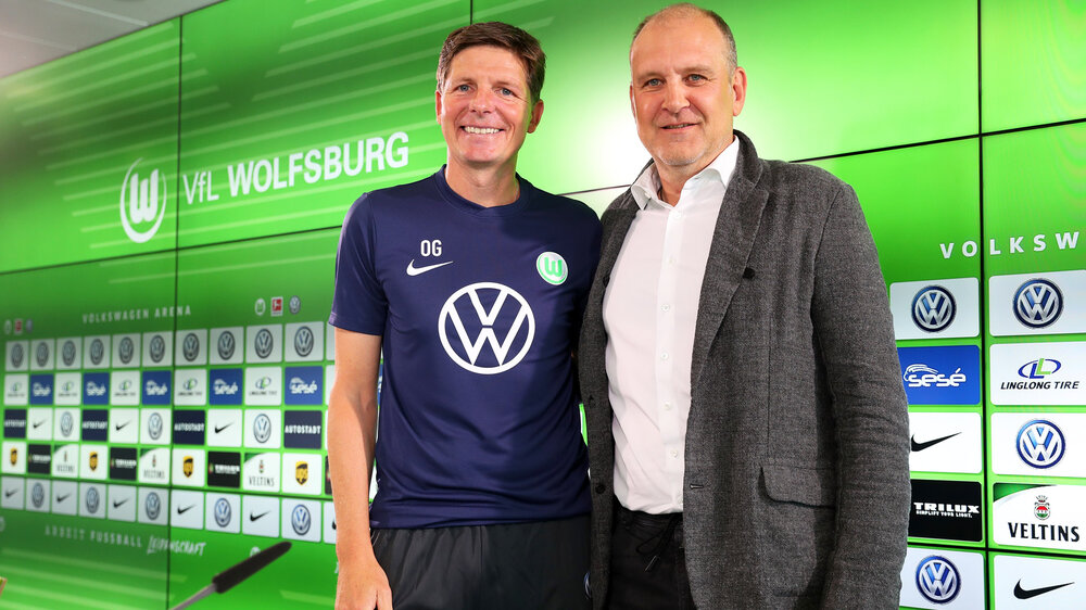 Trainer der Wölfe Oliver Glasner und Geschäftsführer Jörg Schmadtke bei der Pressekonferenz des VfL Wolfsburg.