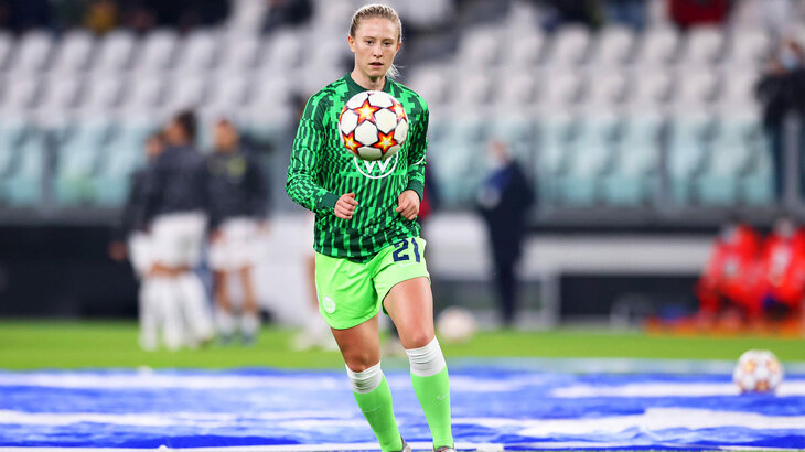 VfL Wolfsburg Spielerin Rebekka Blomqvist spielt den Ball.