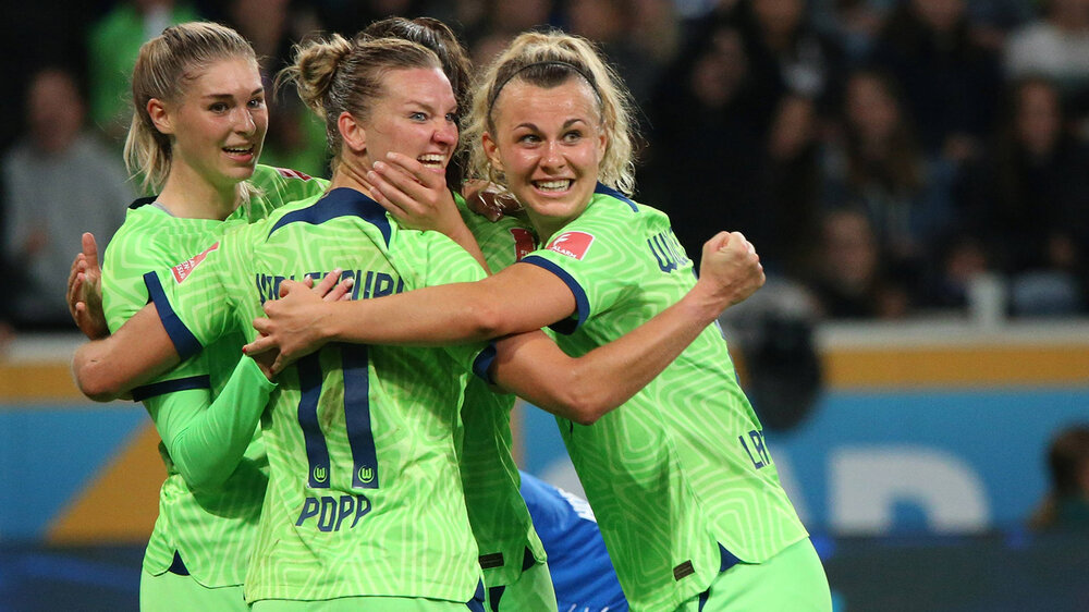 Die Spielerinnen des VfL Wolfsburg umarmen sich und bejubln ihren Treffer.