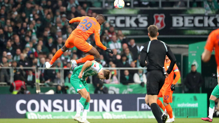 Der VfL-Wolfsburg-Spieler Josuha Guilavogui im Zweikampf um den Ball.