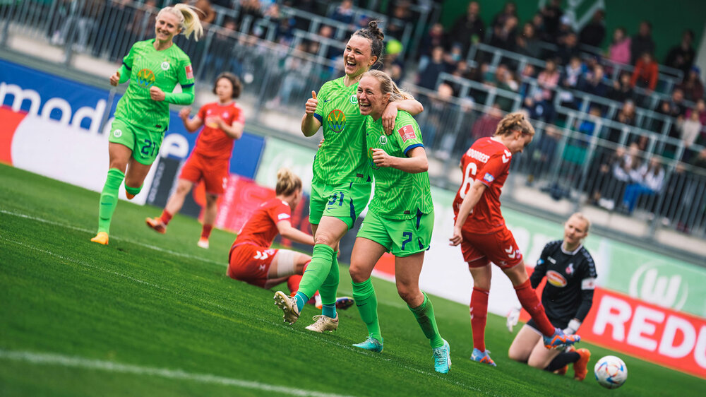 Die VfL Wolfsburg Spielerinnen Bremer und Hegering jubeln zusammen nach einem erzielten Tor gegen Köln.