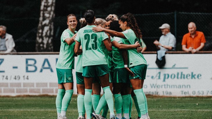 Die Frauen des VfL Wolfsburg schwören sich gemeinsam im Kreis ein.