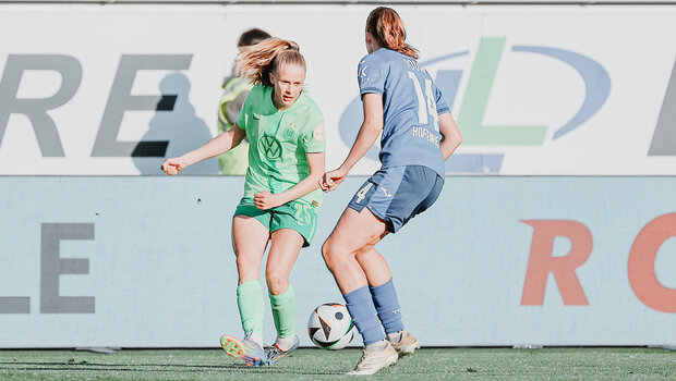 Vivien Endemann vom VfL Wolfsburg im Duell mit einer Gegenspielerin. 
