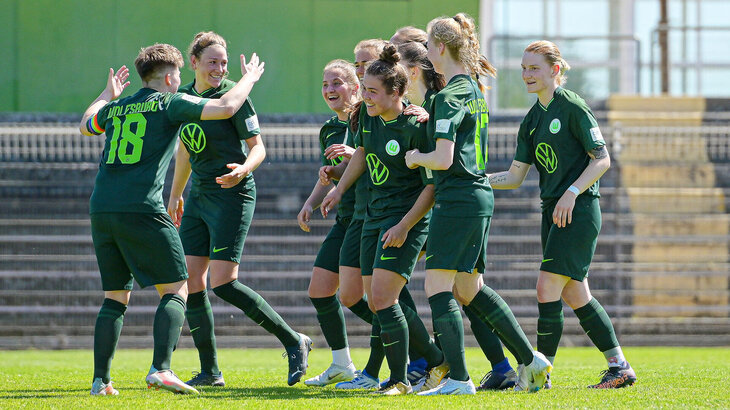 Die Spielerinnen des U20 Teams des VfL Wolfsburg jubeln gemeinsam.