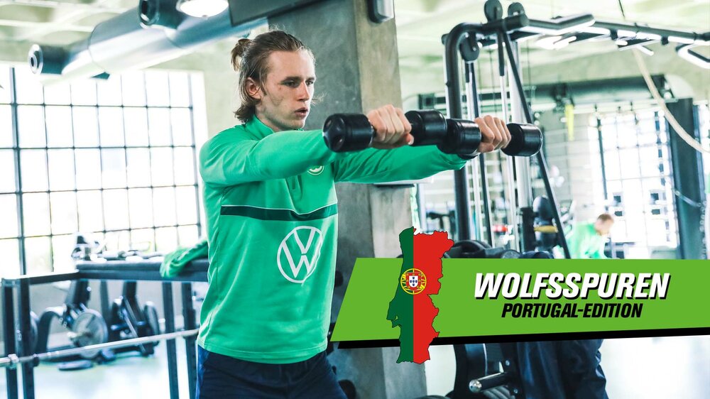 VfL-Wolfsburg-Spieler Wimmer im Kraftraum bei den Wolfsspuren aus Portugal.