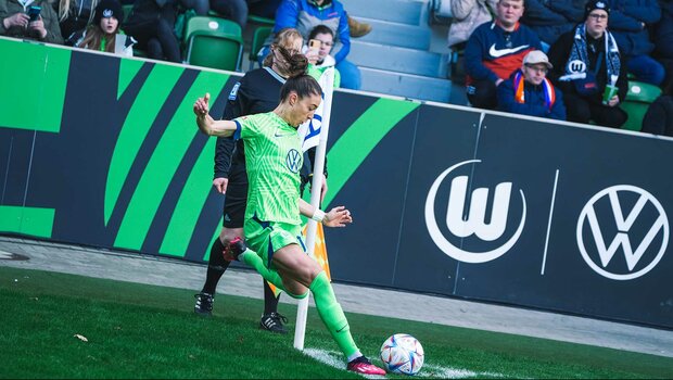 VfL-Wolfsburg-Spielerin Feli Rauch bei einer Ecke im Spiel gegen Bremen.