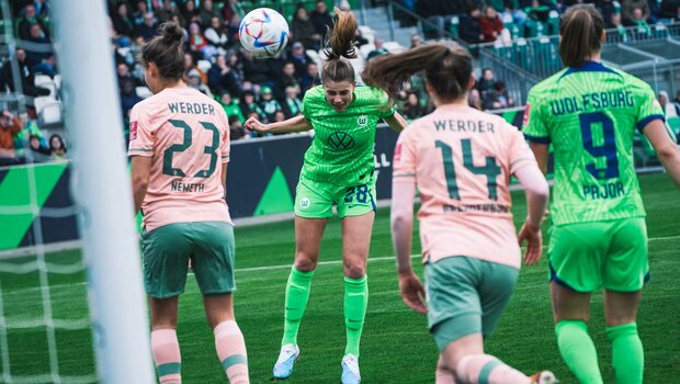 VfL-Wolfsburg-Spielerin Tabea Wassmuth bei einem Kopfball im Spiel gegen Bremen.