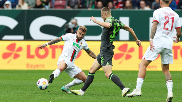 VfL-Wolfsburg-Spieler Svanberg in einem Zweikampf im Spiel gegen den FC Augsburg.