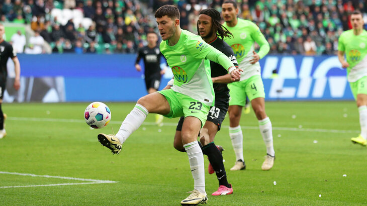 Der VfL-Wolfsburg-Spieler Jonas Wind im Zweikampf um den Ball.