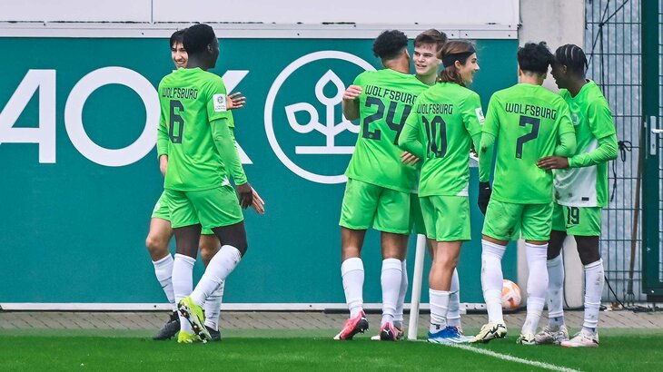 Die Nachwuchsspieler der U19 des VfL Wolfsburg bejubeln gemeinsam einen Treffer.