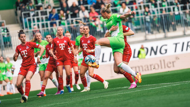 Die VfL-Wolfsburg-Spielerin Alexandra Popp im Zweikampf.