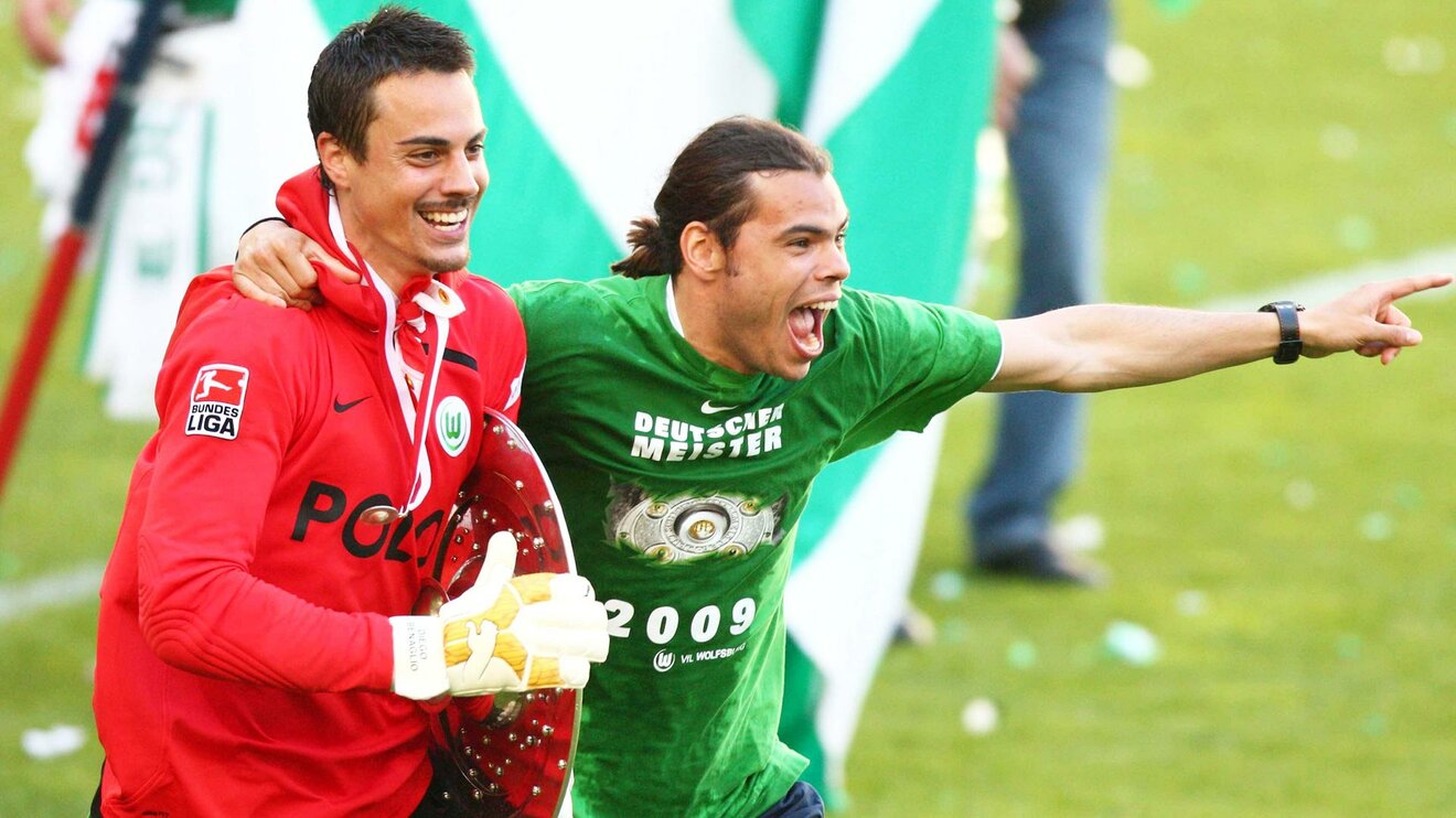 Der ehemalige Spieler Rodrigo Alvim  des VfL Wolfsburg läuft jubelnd mit Diego Benaglio im Arm über das Spielfeld.