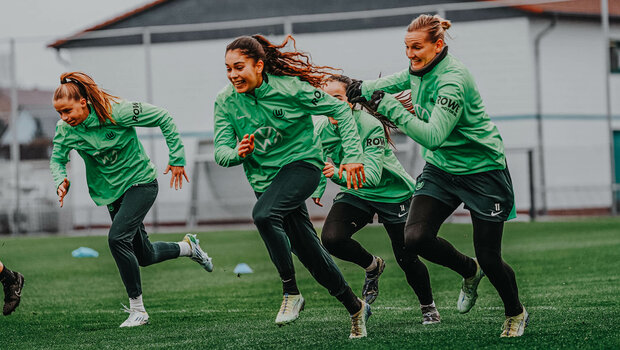 Die VfL Wolfsburg Frauen im Sprinttraining beim Abschlusstraining vor dem UWCL Spiel gegen Galatasaray.