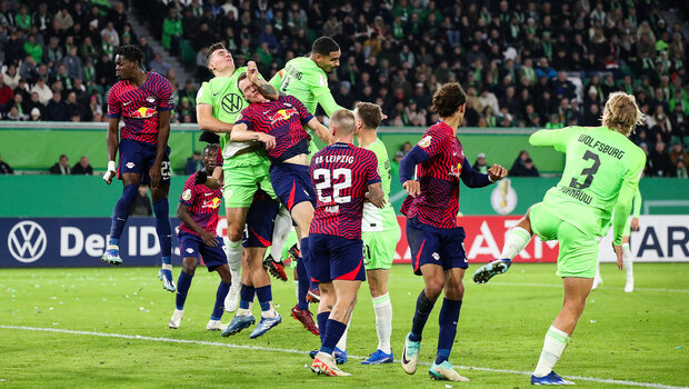 Luftzweikampf zwischen Spielern vom VfL Wolfsburg und Leipzig.