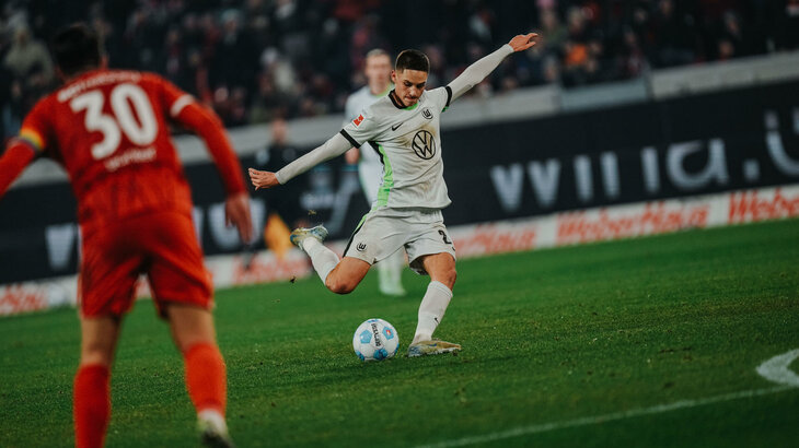 Der VfL-Wolfsburg-Spieler Bence Dardai beim Torschuss.