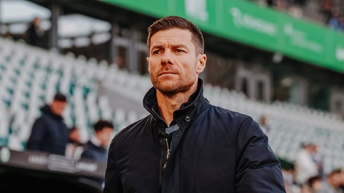 Bayer-Leverkusen-Trainer Xabi Alonso steht am Spielfeldrand.