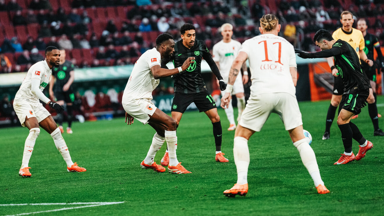 Der VfL-Wolfsburg-Spieler Mohammed Amoura beim Torschuss.