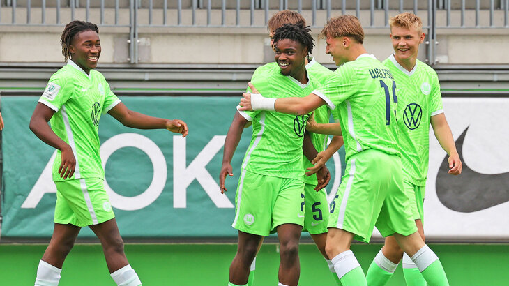 Spieler der VfL Wolfsburg U19 umarmen sich und jubeln.