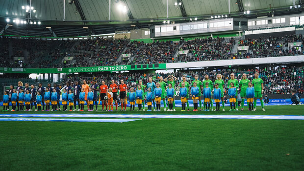 Die Teams von Paris und dem VfL Wolfsburg stehen vor dem Anpfiff nebeneinander.