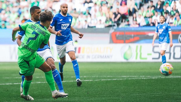 VfL-Wolfsburg-Spieler Luca Waldschmidt schießt den Ball ins Hoffenheimer Tor.