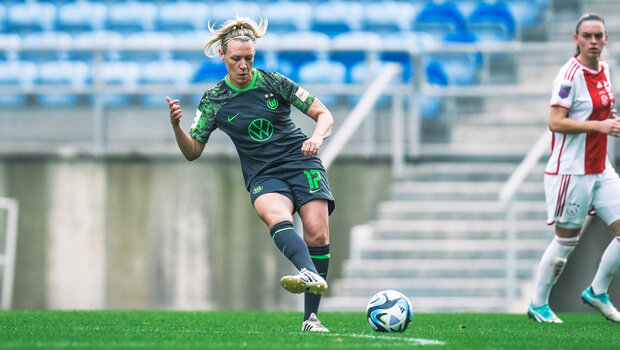 VfL-Wolfsburg-Spielerin Kristin Demann spielt den Ball ab.
