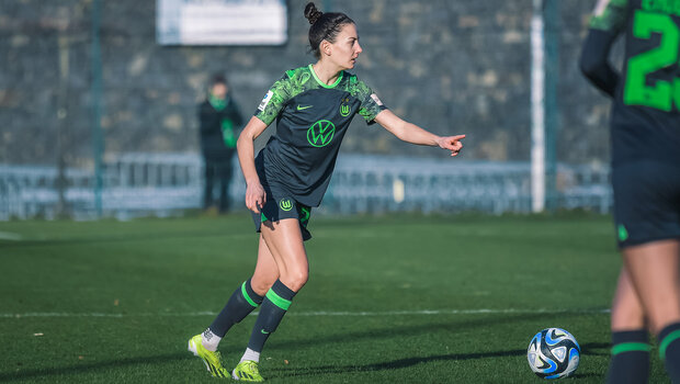 VfL-Wolfsburg-Spielerin Joelle Wedemeyer läuft mit dem Ball.
