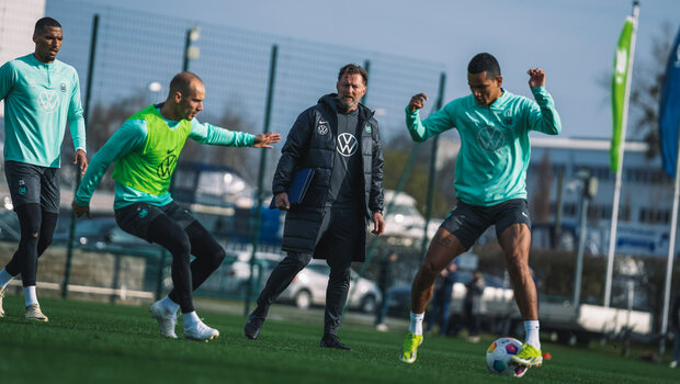 Der Cheftrainer des VfL Wolfsburg beobachtet die Spielszene.