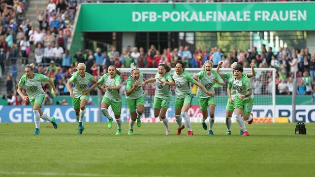 Die Spielerinnen des VfL Wolfsburg jubeln gemeinsam nach dem Elfmeterschießen.